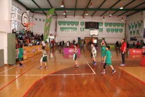 jogos de oeiras crianças a jogar basquetebol