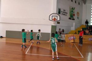 jogos de oeiras crianças a jogar basquetebol