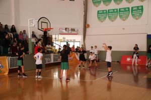 jogos de oeiras crianças a jogar basquetebol