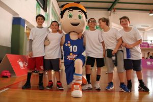 jogos de oeiras crianças a jogar basquetebol