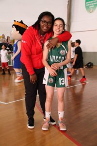 jogos de oeiras crianças a jogar basquetebol