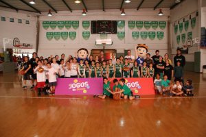 jogos de oeiras crianças a jogar basquetebol