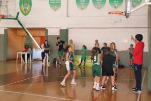 jogos de oeiras crianças a jogar basquetebol