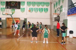 jogos de oeiras crianças a jogar basquetebol