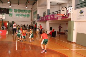 jogos de oeiras crianças a jogar basquetebol