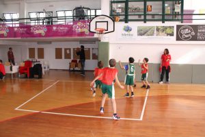 jogos de oeiras crianças a jogar basquetebol