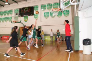 jogos de oeiras crianças a jogar basquetebol