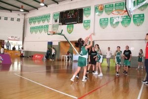 jogos de oeiras crianças a jogar basquetebol