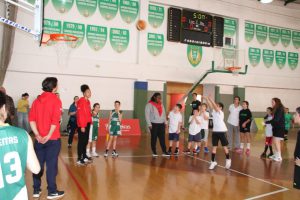 jogos de oeiras crianças a jogar basquetebol