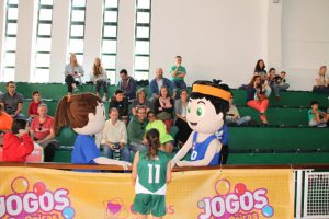 jogos de oeiras crianças a jogar basquetebol