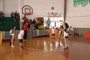 jogos de oeiras crianças a jogar basquetebol