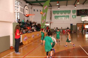 jogos de oeiras crianças a jogar basquetebol