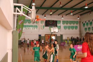 jogos de oeiras crianças a jogar basquetebol