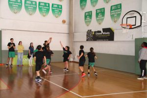 jogos de oeiras crianças a jogar basquetebol