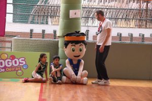 jogos de oeiras crianças a jogar basquetebol