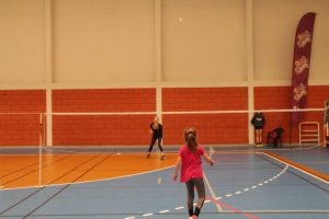 jogos de oeiras crianças a jogar badminton