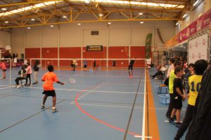 jogos de oeiras crianças a jogar badminton