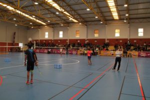 jogos de oeiras crianças a jogar badminton