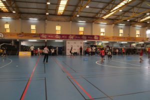 jogos de oeiras crianças a jogar badminton