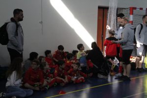 jogos de oeiras crianças a jogar futsal