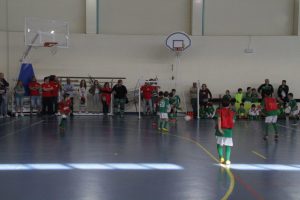 jogos de oeiras crianças a jogar futsal