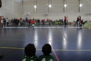 jogos de oeiras crianças a jogar futsal