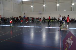 jogos de oeiras crianças a jogar futsal