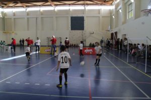 jogos de oeiras crianças a jogar futsal