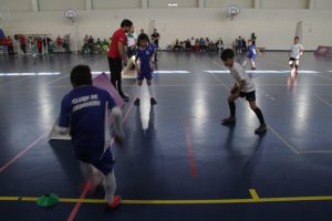 jogos de oeiras crianças a jogar futsal