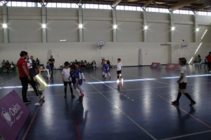 jogos de oeiras crianças a jogar futsal