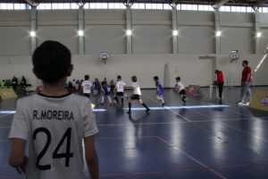 jogos de oeiras crianças a jogar futsal