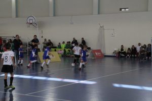 jogos de oeiras crianças a jogar futsal