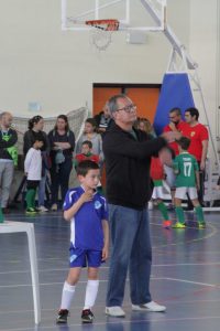 jogos de oeiras crianças a jogar futsal