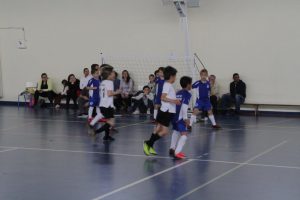 jogos de oeiras crianças a jogar futsal