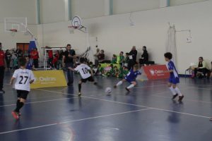 jogos de oeiras crianças a jogar futsal