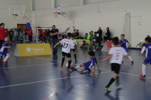 jogos de oeiras crianças a jogar futsal