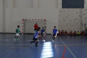 jogos de oeiras crianças a jogar futsal