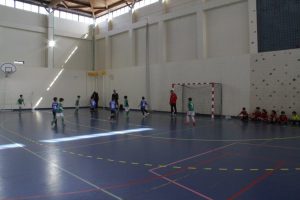 jogos de oeiras crianças a jogar futsal