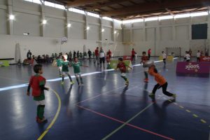 jogos de oeiras crianças a jogar futsal