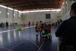 jogos de oeiras crianças a jogar futsal