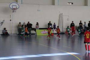 jogos de oeiras crianças a jogar futsal