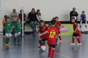 jogos de oeiras crianças a jogar futsal