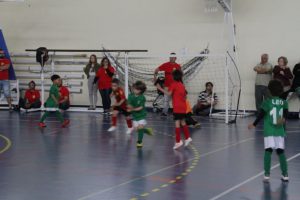 jogos de oeiras crianças a jogar futsal