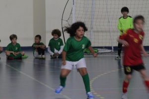 jogos de oeiras crianças a jogar futsal