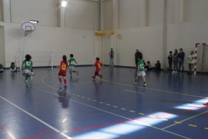 jogos de oeiras crianças a jogar futsal