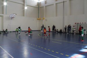 jogos de oeiras crianças a jogar futsal