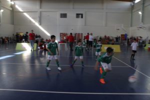 jogos de oeiras crianças a jogar futsal