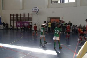 jogos de oeiras crianças a jogar futsal