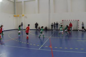 jogos de oeiras crianças a jogar futsal