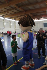 jogos de oeiras crianças a jogar futsal